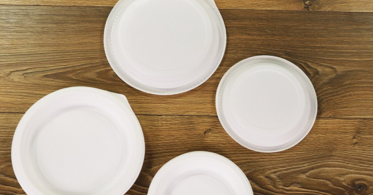 De ce câștigă teren farfuriile și sticlele reutilizabile din plastic în industria HoReCa?