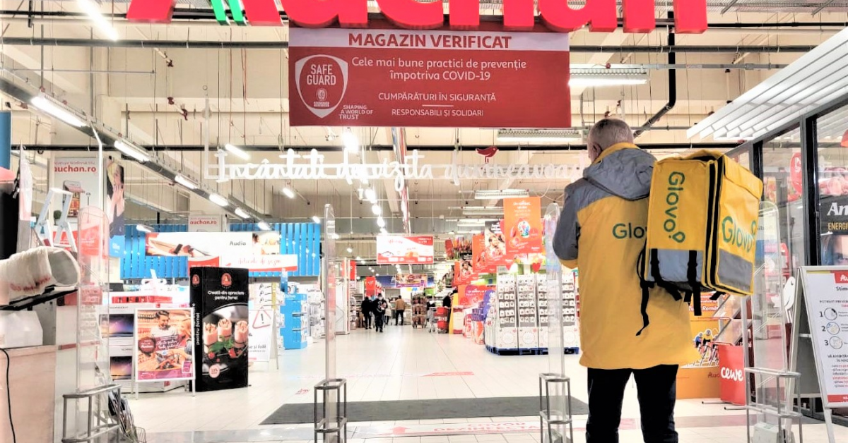 Mâncarea gătită în restaurantele ”La masă” din hipermarketurile Auchan, disponibilă în aplicația Glovo