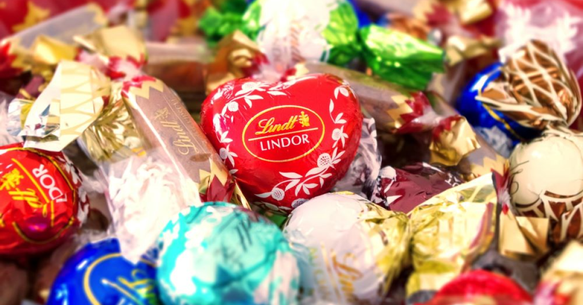Lindt câștigă un nou proces: un supermarket nu mai poate vinde bomboane de ciocolată similare cu Lindor