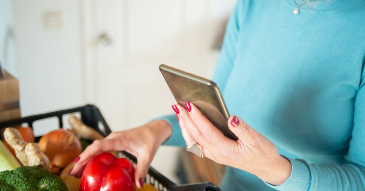 Nielsen: Românii afectați de Covid-19, locomotivă pentru FMCG în online. 3 din 5 clienți online au făcut cumpărături prin social media