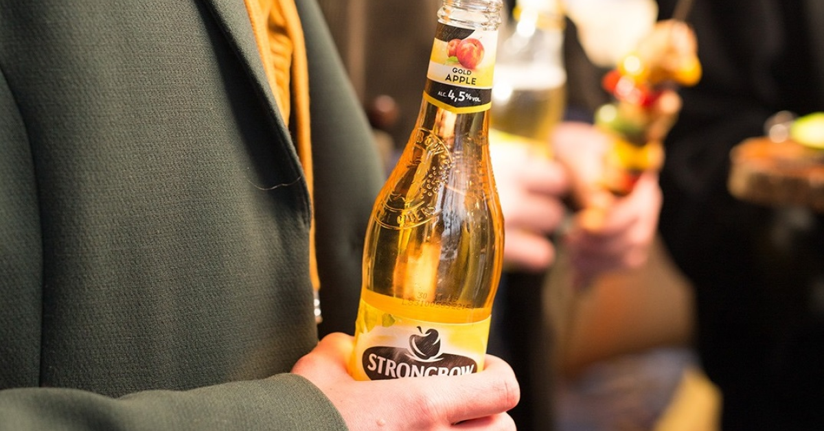 Strongbow lansează un nou sortiment de cidru, cu coacăze negre