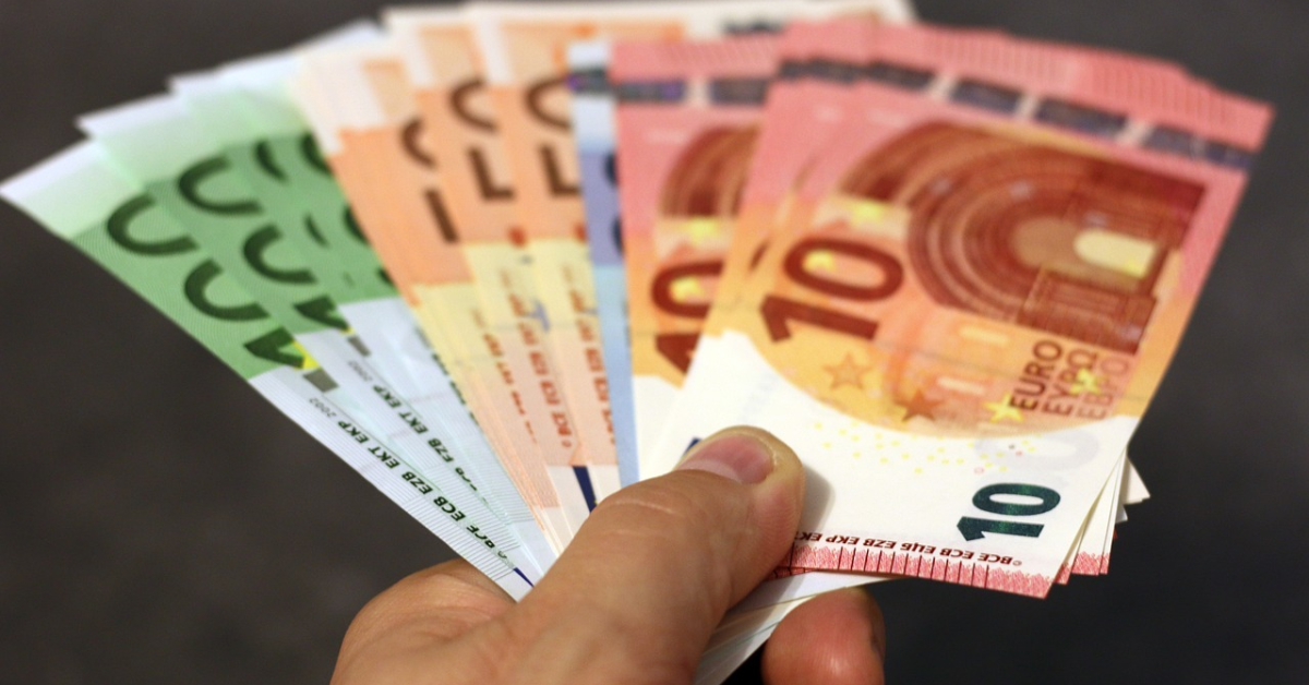 Previziuni valutare iBanFirst: Va depăși euro pragul psihologic de 5 lei în 2024?