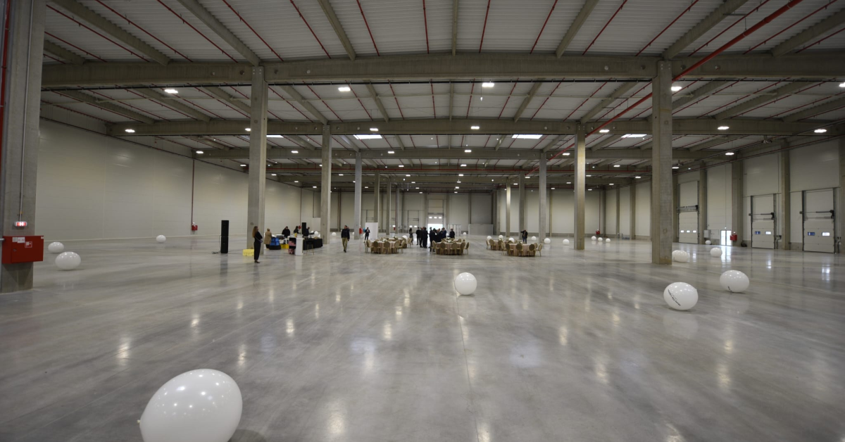 Parteneriat de 12 milioane de euro între FrieslandCampina, Global Vision și Globalworth, în Mureș: Friesland a inaugurat noul centru logistic