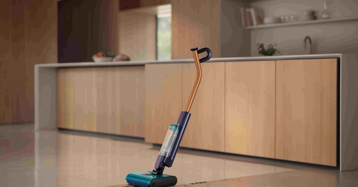 Dyson lansează un nou aspirator inteligent care aspiră și spală simultan 