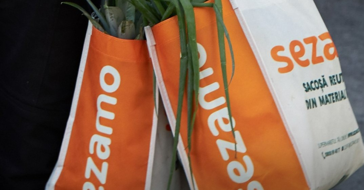 Reciclarea „de pe canapea”: Câte ambalaje SGR au colectat românii prin Sezamo într-un an