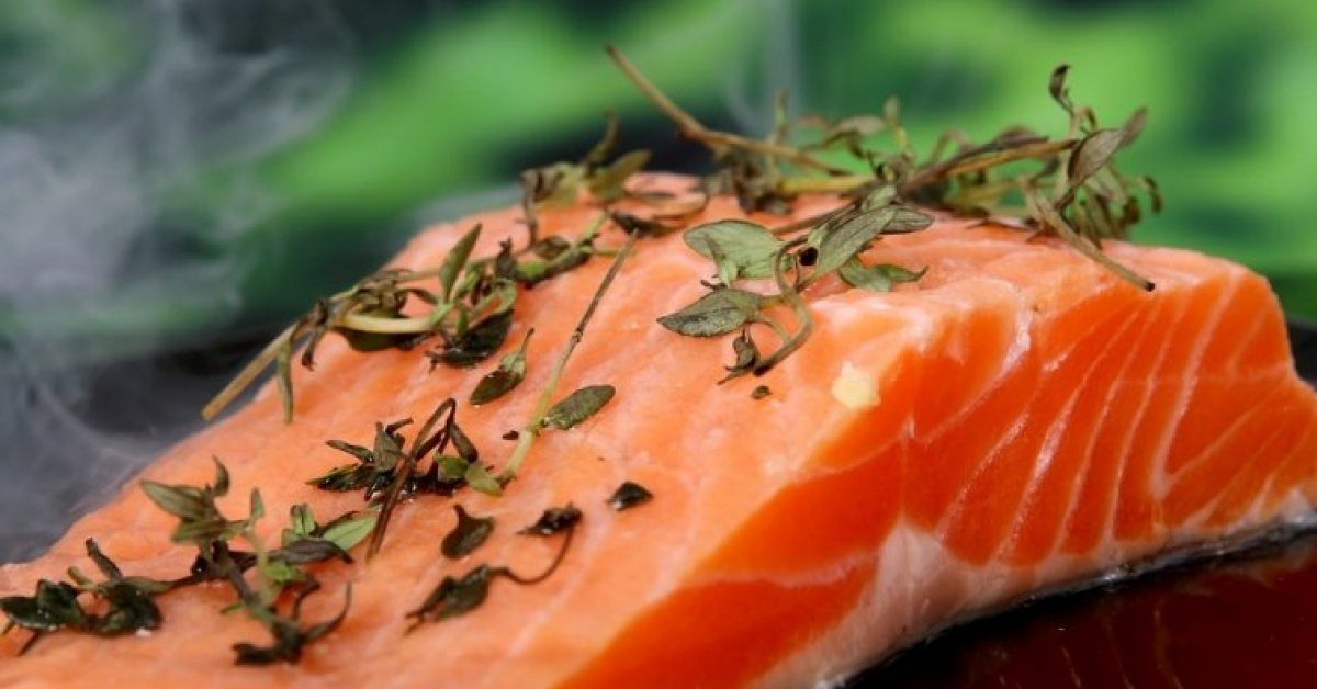 Auchan retrage din magazine file de somon afumat contaminat cu listeria