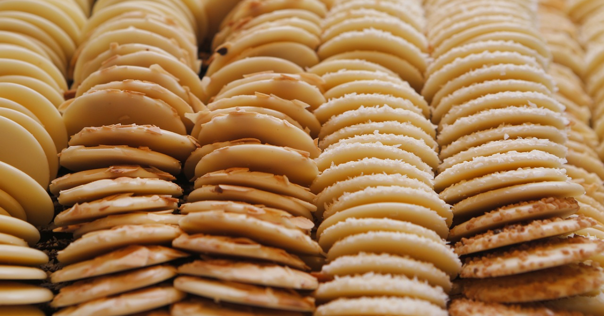 Parteneriat surpriză în FMCG: concurenții Mondelez și Lotus Bakeries bat palma pentru producția de biscuiți