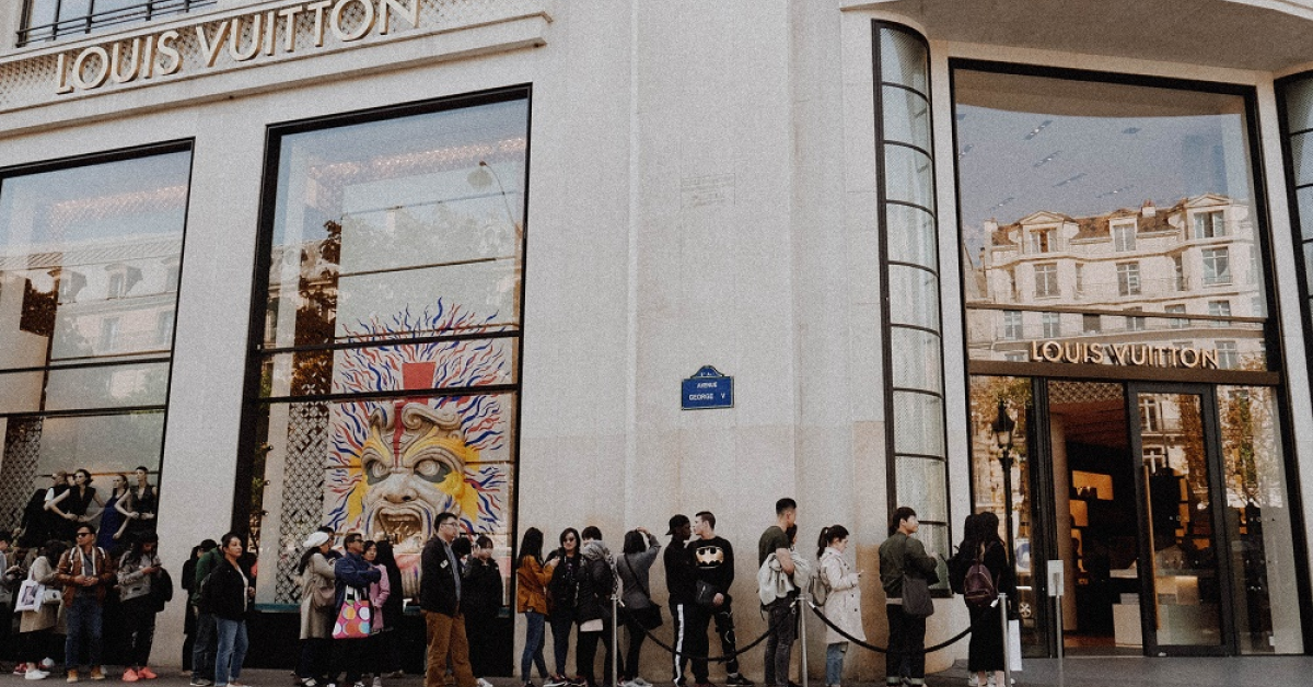Pandemia de Coronavirus a doborât profiturile și vânzările brandurilor de lux de fashion Gucci și Louis Vuitton
