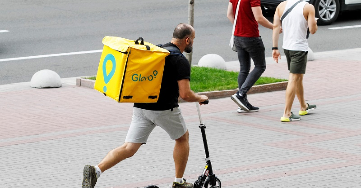 cora extinde livrarea la domiciliu printr-un parteneriat cu Glovo: peste 3.000 de produse pot fi livrate