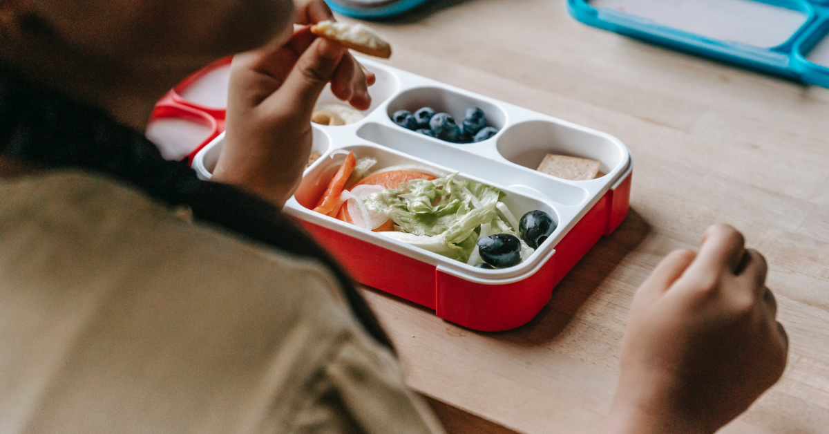 Asociația Sută la Sută Românesc a lansat un program de educație nutritivă pentru adolescenți. Campania, susținută de Mondelēz 