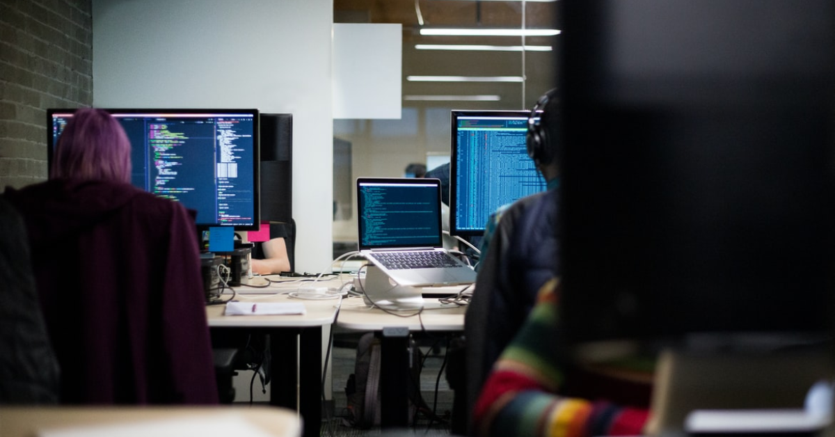 eCommerce-ul, automatizarea proceselor industriale, optimizarea fluxurilor de lucru și calitățile inginerilor români au fost principalele motoare de creștere ale industriei de software în 2021 ​​​​​​​