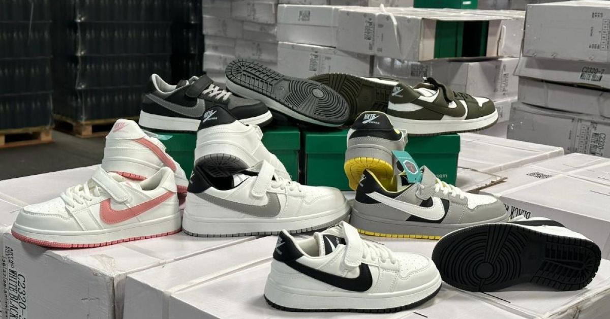 Peste 12.000 de încălțări Nike contrafăcute, reținute de inspectorii vamali, la Constanța 