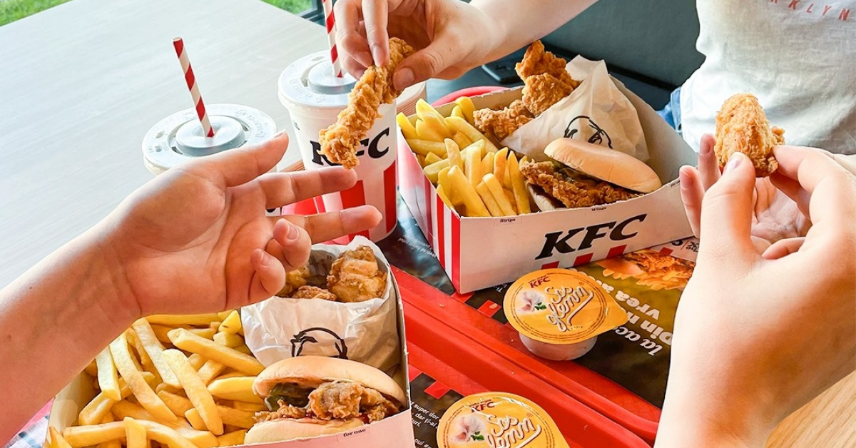 Top mituri demontate despre puiul de la KFC: congelat, importat, gătit cu ulei vechi?