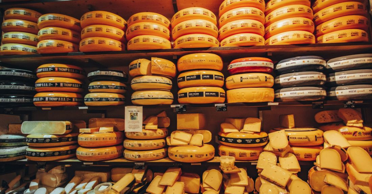 Românii se dau în vânt după cașcavaluri italiene: Peste 40.000 de roți de Grana Padano, vândute în România în 2024