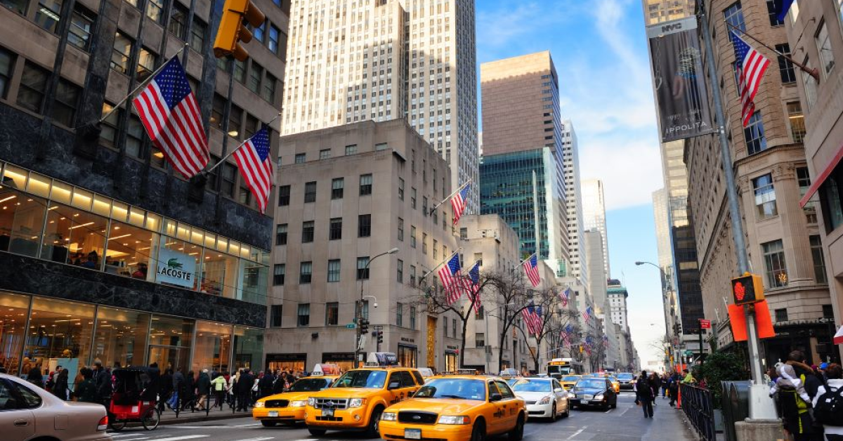 Străzile comerciale din New York, cele mai scumpe din lume. Unde se situează Bucureștiul 