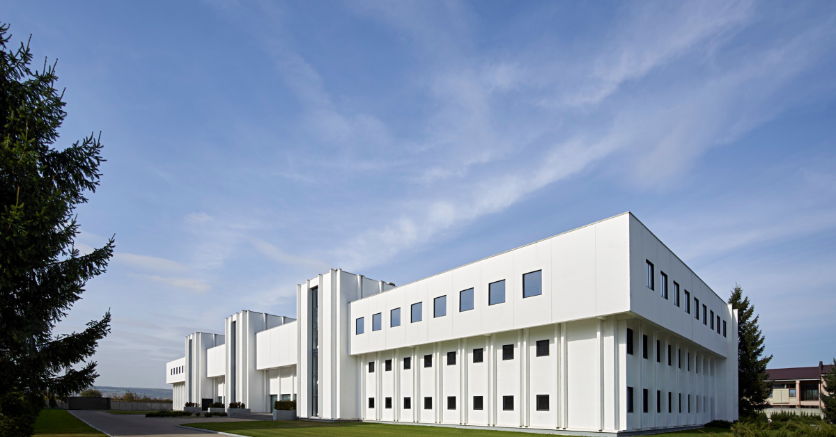 Fabrica Moncler din Bacău, care fabrică geci de 1.000 de euro, se extinde, construiește o grădiniță și face angajări