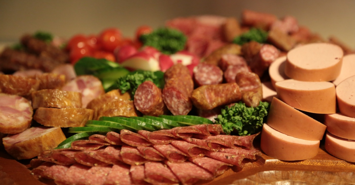 Studiu: 48% dintre românii din mediul urban declară că citesc etichetele mezelurilor și ale preparatelor din carne înainte de cumpărare