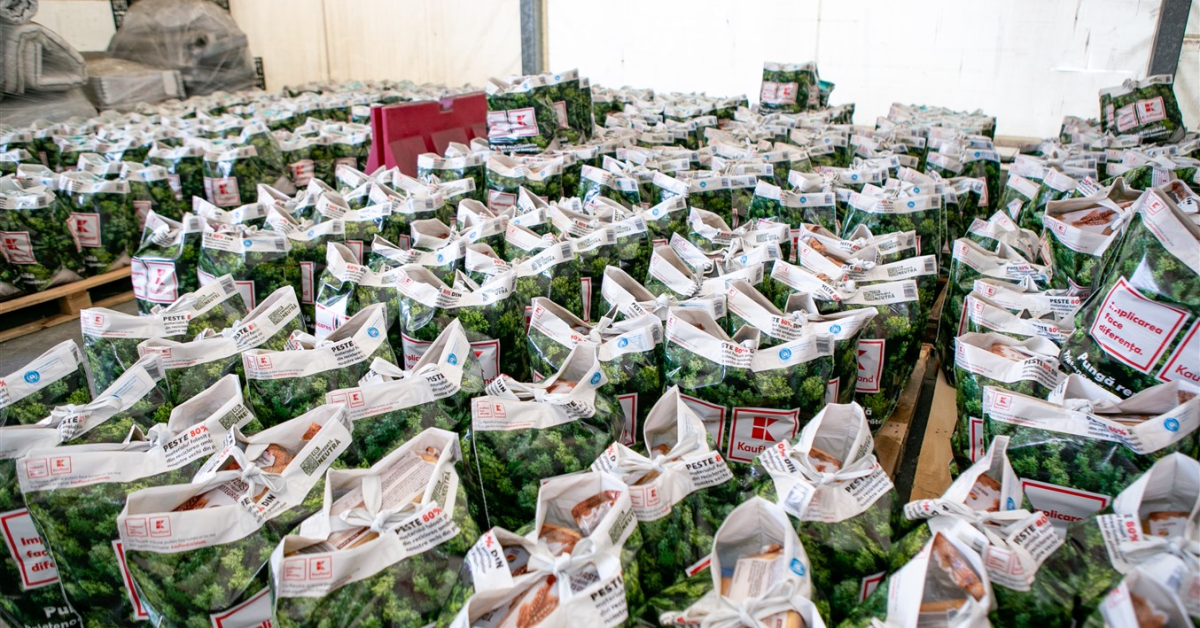 Kaufland a donat pachete pentru 500 de vârstnici din mediile defavorizate, în cantitate totală de 15 tone