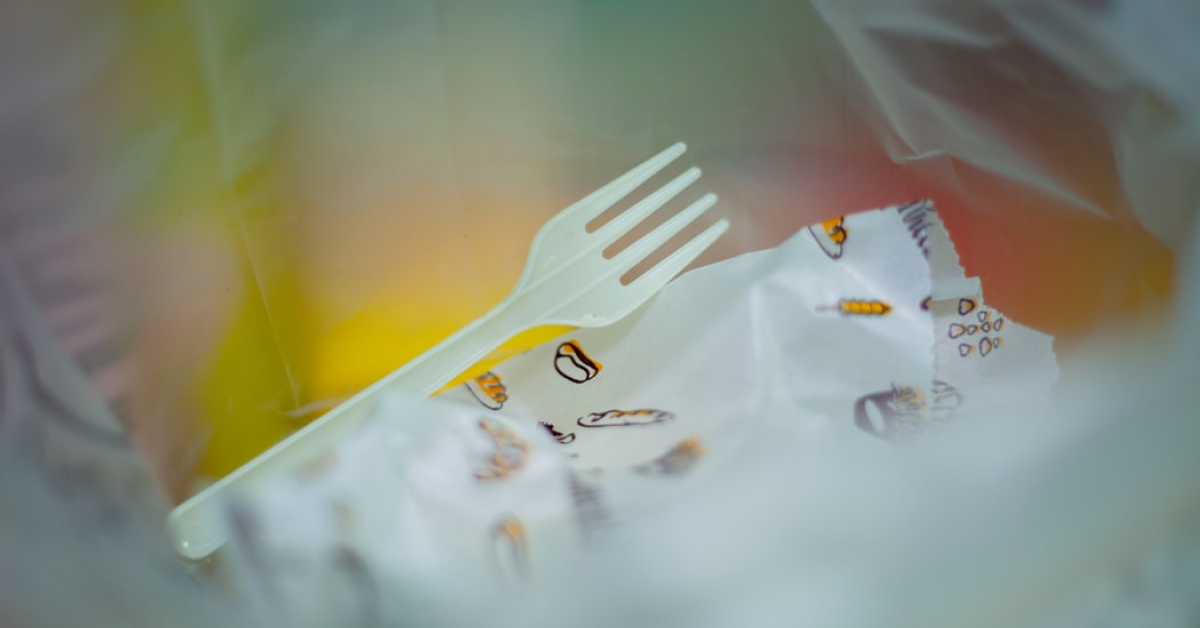 Legea anti-plastic - mai bine pentru mediu, mai provocator pentru firme