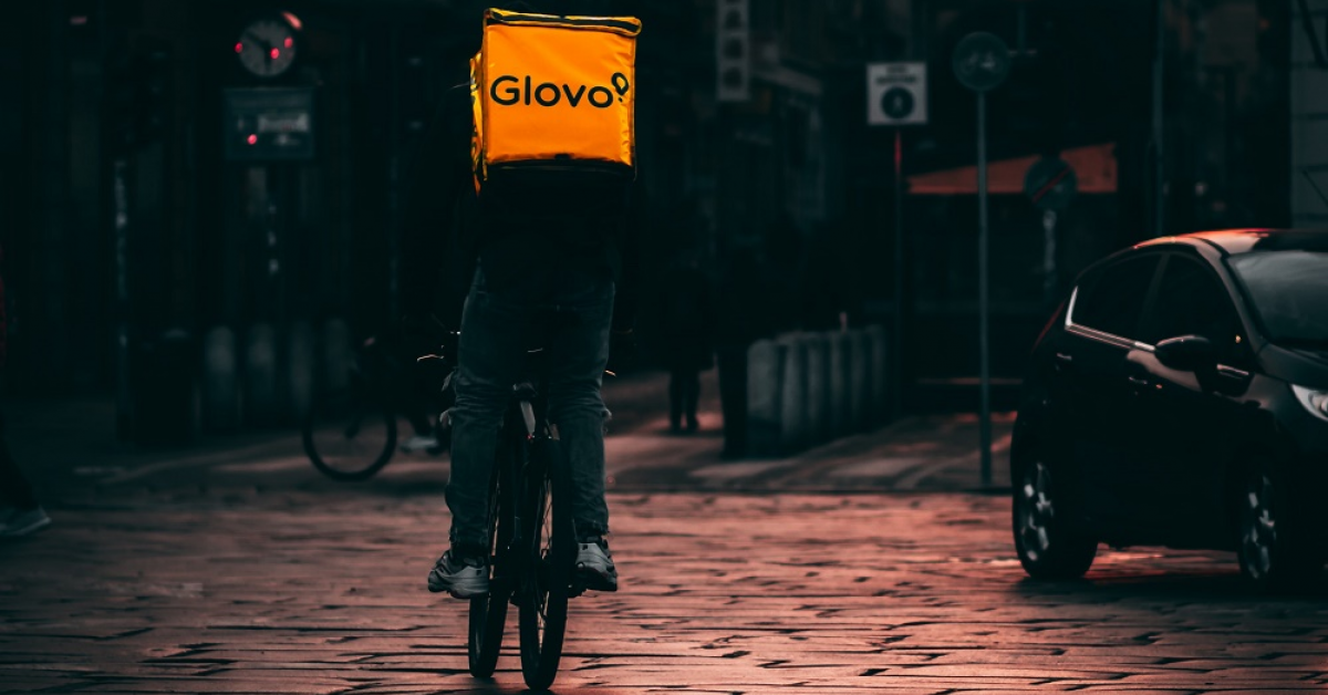 Două noi orașe din România pe harta Glovo: livrări în Bistrița și Târgu Jiu