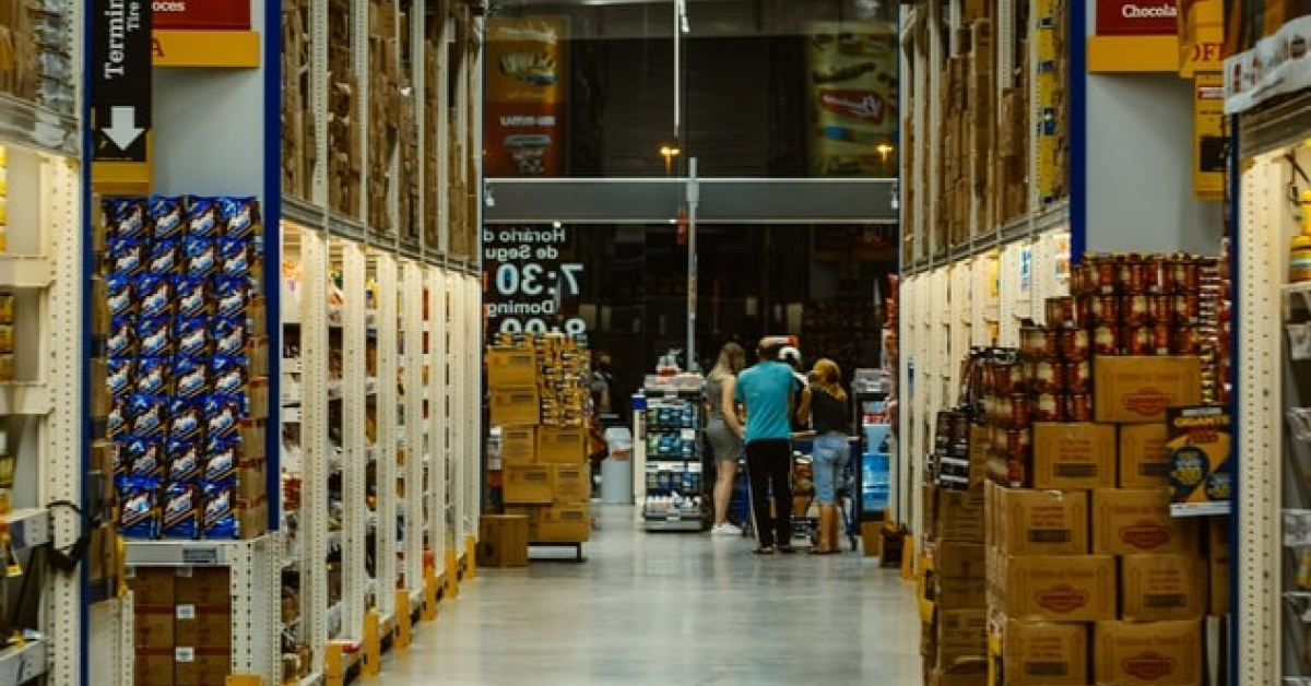 Analiză: Lucrătorii comerciali și curierii, printre categoriile cu cele mai multe oferte de joburi disponibile