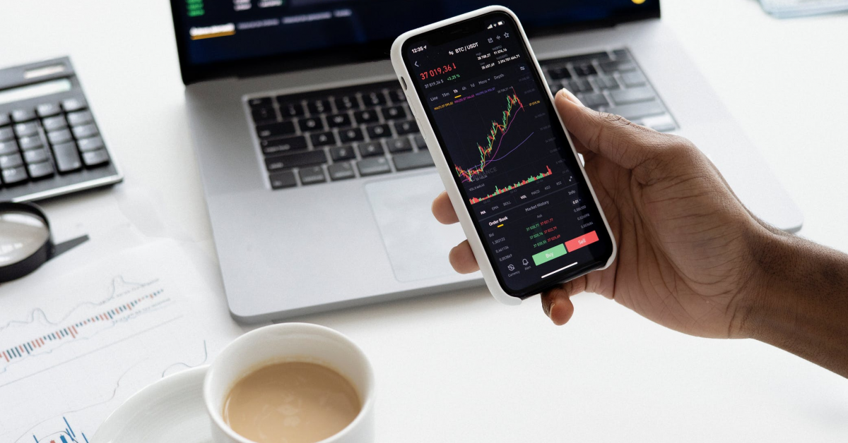Investitorii BVB așteaptă performanțe bune din partea companiilor din IT&C și energie & utilități, în timp ce sectorul industrial și comerțul se numără printre ultimele locuri în 2022