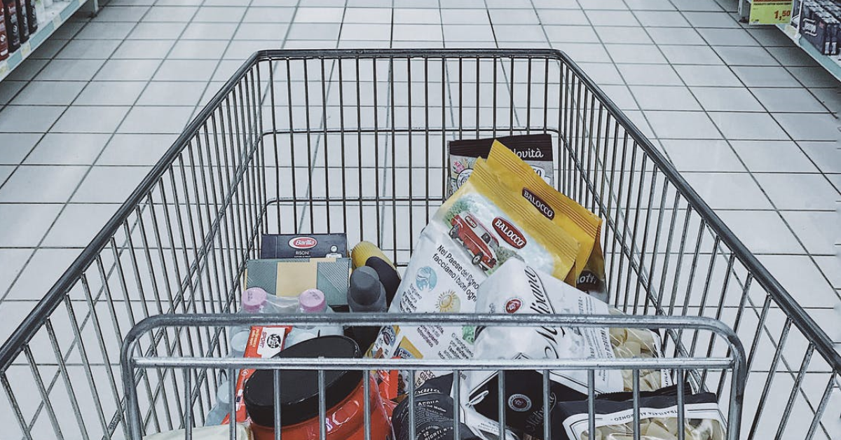 Coș de cumpărături la Profi, Cora, Carrefour, Auchan și Mega Image: cât cheltuim pe mâncare în urma scumpirilor din ultima perioadă