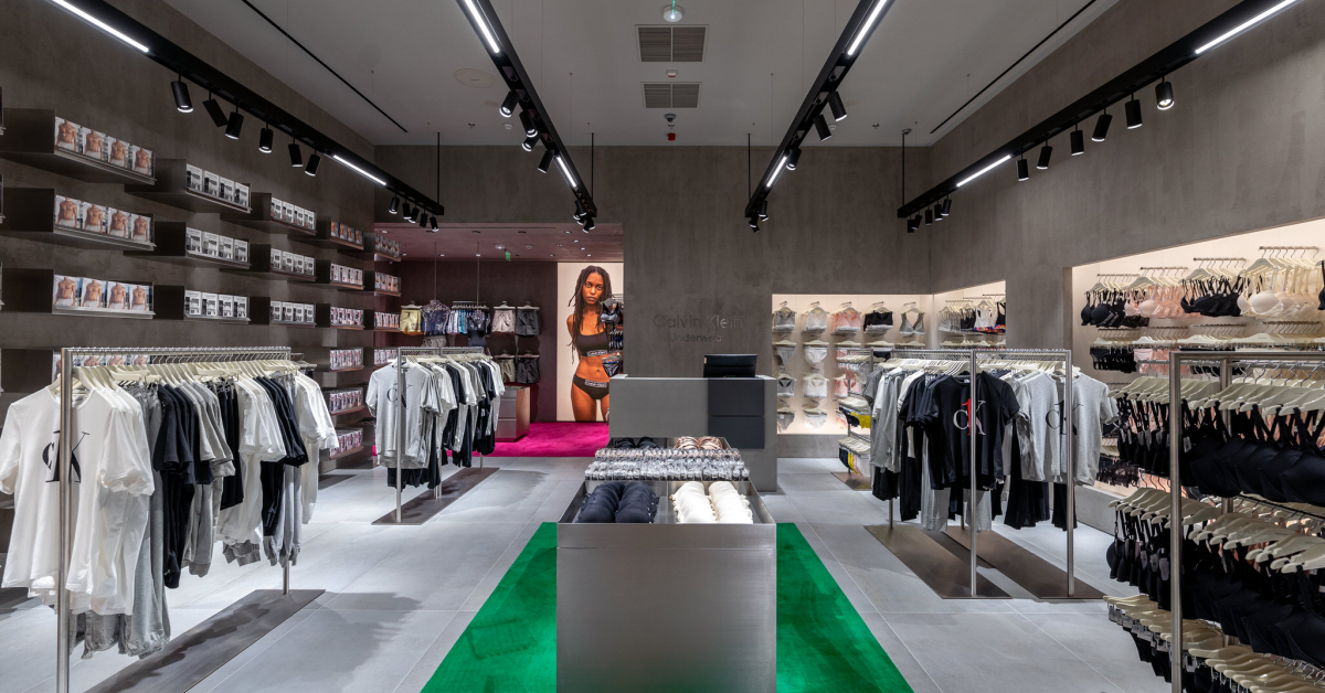 O nouă colecție Calvin Klein în magazine: cu ce produse noi vine retailerul de fashion