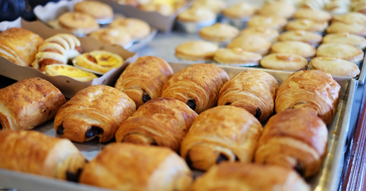  Studiu: Obiceiuri de cumpărare și ritualuri de mâncat „on the go” în rândul românilor: 40% mâncâncă covrigi, pateuri și snackuri la micul-dejun