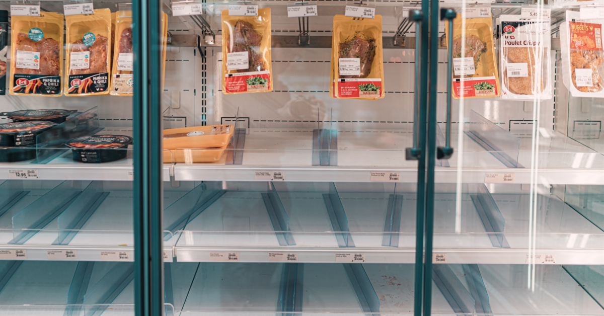 Cumpărătorii din Beijing golesc rafturile magazinelor pe măsură ce începe testarea Covid-19 populației