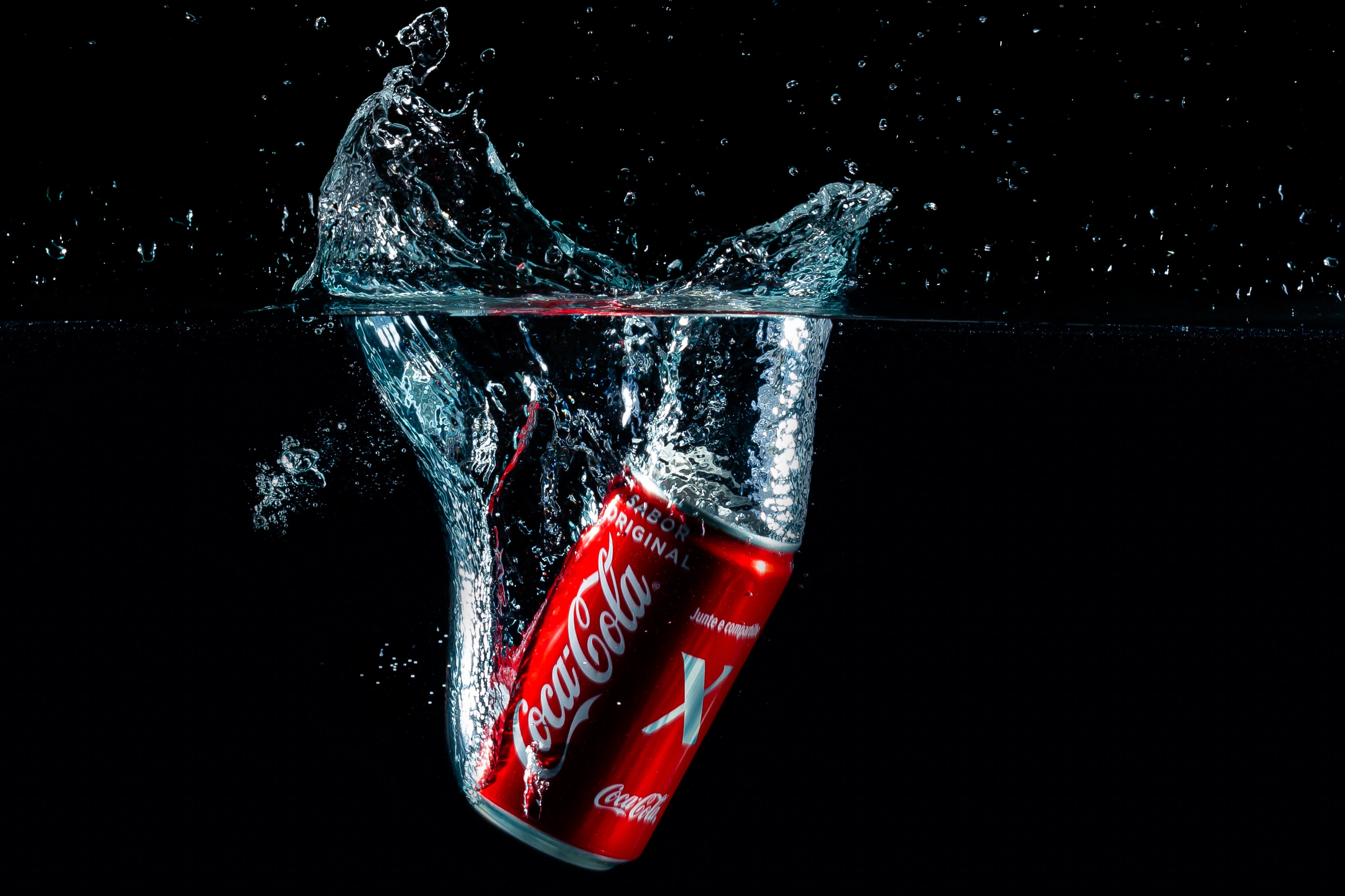 Coca-Cola a încălcat una din regulile fundamentale de utilizare a logo-ului. Cum a motivat compania gestul său